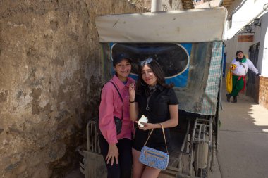 Paucartambo sokakları Virgen del Carmen kutlamaları sırasında müzik, renk ve adanmışlıkla canlanır. Gelenek, inanç ve şenlik, Perus 'un en canlı kültürel etkinliklerinden birinde yerli halk ve ziyaretçilerin birleşmesiyle havayı dolduruyor.