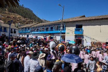 Paucartambo sokakları Virgen del Carmen kutlamaları sırasında müzik, renk ve adanmışlıkla canlanır. Gelenek, inanç ve şenlik, Perus 'un en canlı kültürel etkinliklerinden birinde yerli halk ve ziyaretçilerin birleşmesiyle havayı dolduruyor.