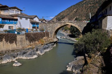 Paucartambo 'nun sömürge köprüsü tarihi, geleneği ve bağlılığı birbirine bağlar Virgen del Carmen kutlamaları ve And mirasının simgesel bir simgesidir.