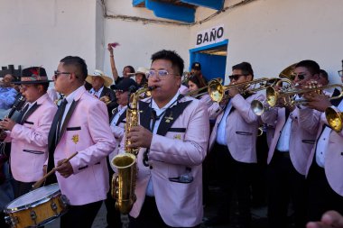 Paucartambo 'da hava canlanıyor. Müzisyenler Virgen del Carmen kutlamalarının ritmine liderlik ediyorlar. Bağlılık, gelenek ve neşenin coşkulu bir kalp atışı.