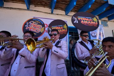 Paucartambo 'da hava canlanıyor. Müzisyenler Virgen del Carmen kutlamalarının ritmine liderlik ediyorlar. Bağlılık, gelenek ve neşenin coşkulu bir kalp atışı.