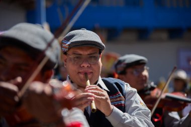 Paucartambo 'da hava canlanıyor. Müzisyenler Virgen del Carmen kutlamalarının ritmine liderlik ediyorlar. Bağlılık, gelenek ve neşenin coşkulu bir kalp atışı.