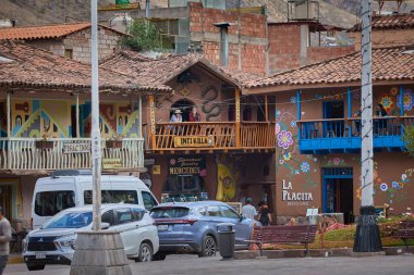 Pisac 'ın canlı ana meydanı, renklerle, pazarlarla ve Kutsal Vadi' nin zamansız enerjisiyle dolu..