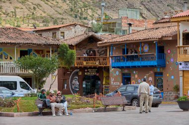 Pisac 'ın canlı ana meydanı, renklerle, pazarlarla ve Kutsal Vadi' nin zamansız enerjisiyle dolu..