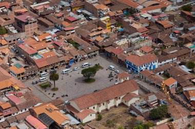 Pisac 'ın canlı ana meydanı, renklerle, pazarlarla ve Kutsal Vadi' nin zamansız enerjisiyle dolu..
