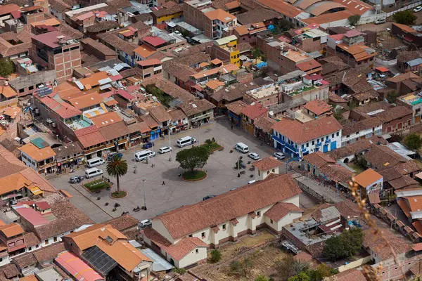 Pisac 'ın canlı ana meydanı, renklerle, pazarlarla ve Kutsal Vadi' nin zamansız enerjisiyle dolu..