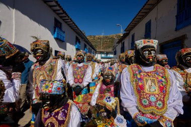 Paucartambo 'nun Negrillo' ları zarif, renkli ve ritimli dans eder, Virgen del Carmen festivalinde asırlardır süren bağlılığı onurlandırır.