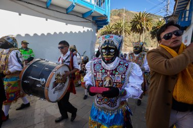 Paucartambo 'nun Negrillo' ları zarif, renkli ve ritimli dans eder, Virgen del Carmen festivalinde asırlardır süren bağlılığı onurlandırır.
