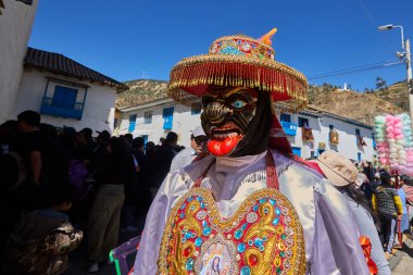 Paucartambo 'nun Negrillo' ları zarif, renkli ve ritimli dans eder, Virgen del Carmen festivalinde asırlardır süren bağlılığı onurlandırır.