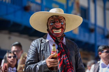 Paucartambo 'nun Majeoları, Virgen del Carmen şenlikleri sırasında enerjik enerjiyle dans ediyorlar. Neşeli bir kutlama için mizah, tarih ve gelenekleri harmanlıyorlar.