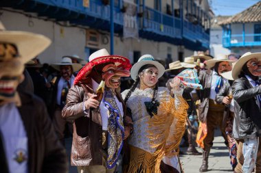 Paucartambo 'nun Majeoları, Virgen del Carmen şenlikleri sırasında enerjik enerjiyle dans ediyorlar. Neşeli bir kutlama için mizah, tarih ve gelenekleri harmanlıyorlar.