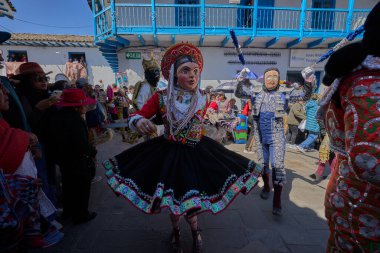 Paucartambo 'nun Wuaka dansçıları, Virgen del Carmen şenliklerine kahkaha ve yansıma getirerek, geleneğin ruhunu parodi ve canlı performansla somutlaştırdılar.