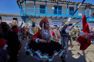 Paucartambo 'nun Wuaka dansçıları, Virgen del Carmen şenliklerine kahkaha ve yansıma getirerek, geleneğin ruhunu parodi ve canlı performansla somutlaştırdılar.