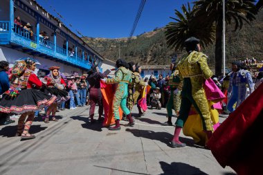 Paucartambo 'nun Wuaka dansçıları, Virgen del Carmen şenliklerine kahkaha ve yansıma getirerek, geleneğin ruhunu parodi ve canlı performansla somutlaştırdılar.