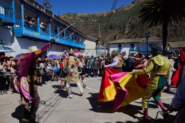Paucartambo 'nun Wuaka dansçıları, Virgen del Carmen şenliklerine kahkaha ve yansıma getirerek, geleneğin ruhunu parodi ve canlı performansla somutlaştırdılar.