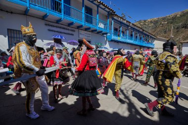 Paucartambo 'nun Wuaka dansçıları, Virgen del Carmen şenliklerine kahkaha ve yansıma getirerek, geleneğin ruhunu parodi ve canlı performansla somutlaştırdılar.
