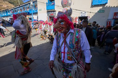 Vahşi, saygısız ve durdurulamaz Maqtas, Paucartambos Virgen del Carmen kutlamalarını korkusuz enerji ve yaramaz ruhla patlattı..