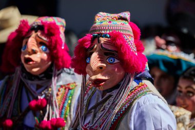 Vahşi, saygısız ve durdurulamaz Maqtas, Paucartambos Virgen del Carmen kutlamalarını korkusuz enerji ve yaramaz ruhla patlattı..