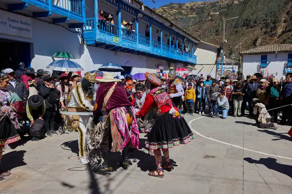 Paucartambo 'nun Wuaka dansçıları, Virgen del Carmen şenliklerine kahkaha ve yansıma getirerek, geleneğin ruhunu parodi ve canlı performansla somutlaştırdılar.