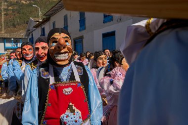 Paucartambo 'nun El Panadero dansçıları Virgen del Carmen festivalini canlı kostümler, neşeli adımlar ve gelenek ve cemaate coşkulu bir övgüyle aydınlatıyor.