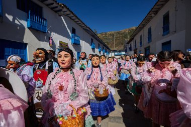 Paucartambo 'nun El Panadero dansçıları Virgen del Carmen festivalini canlı kostümler, neşeli adımlar ve gelenek ve cemaate coşkulu bir övgüyle aydınlatıyor.