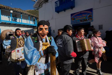 Paucartambo 'nun El Panadero dansçıları Virgen del Carmen festivalini canlı kostümler, neşeli adımlar ve gelenek ve cemaate coşkulu bir övgüyle aydınlatıyor.