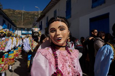 Paucartambo 'nun El Panadero dansçıları Virgen del Carmen festivalini canlı kostümler, neşeli adımlar ve gelenek ve cemaate coşkulu bir övgüyle aydınlatıyor.