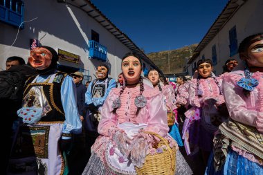 Paucartambo 'nun El Panadero dansçıları Virgen del Carmen festivalini canlı kostümler, neşeli adımlar ve gelenek ve cemaate coşkulu bir övgüyle aydınlatıyor.