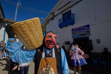 Paucartambo 'nun El Panadero dansçıları Virgen del Carmen festivalini canlı kostümler, neşeli adımlar ve gelenek ve cemaate coşkulu bir övgüyle aydınlatıyor.