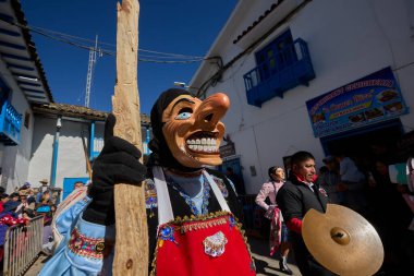 Paucartambo 'nun El Panadero dansçıları Virgen del Carmen festivalini canlı kostümler, neşeli adımlar ve gelenek ve cemaate coşkulu bir övgüyle aydınlatıyor.