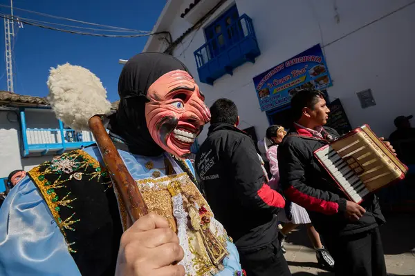 Paucartambo 'nun El Panadero dansçıları Virgen del Carmen festivalini canlı kostümler, neşeli adımlar ve gelenek ve cemaate coşkulu bir övgüyle aydınlatıyor.