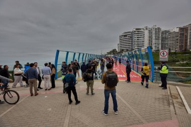 Miraflores 'deki yeni La Paz köprüsü kenti modern tasarım, cam zemin ve bisikletçileri ve yayaları Limas kentsel manzarasının tadını çıkarmaya davet eden renkli yollarla birbirine bağlıyor..