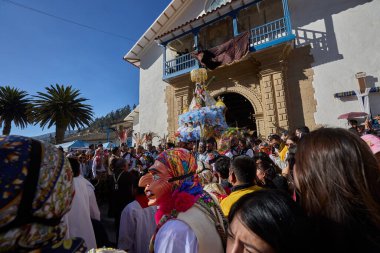 La Virgen del Carmen 'in resmi alayı Paucartambo' daki kiliseden, sadık dindarlar, müzik ve asırlık geleneklerle çevrelenmiş bir şekilde ortaya çıkar.