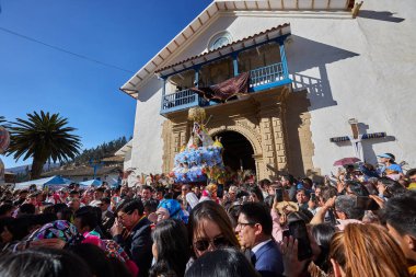 La Virgen del Carmen 'in resmi alayı Paucartambo' daki kiliseden, sadık dindarlar, müzik ve asırlık geleneklerle çevrelenmiş bir şekilde ortaya çıkar.