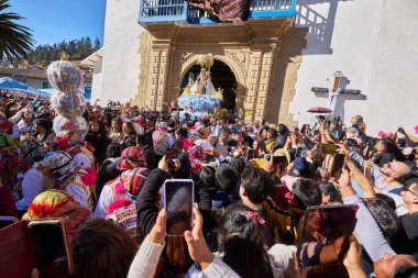 La Virgen del Carmen 'in resmi alayı Paucartambo' daki kiliseden, sadık dindarlar, müzik ve asırlık geleneklerle çevrelenmiş bir şekilde ortaya çıkar.