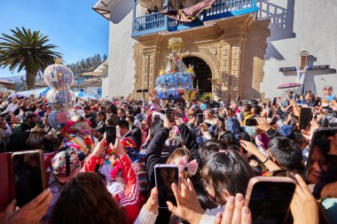La Virgen del Carmen 'in resmi alayı Paucartambo' daki kiliseden, sadık dindarlar, müzik ve asırlık geleneklerle çevrelenmiş bir şekilde ortaya çıkar.