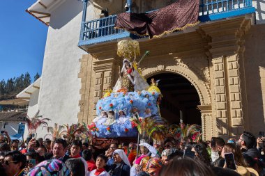 La Virgen del Carmen 'in resmi alayı Paucartambo' daki kiliseden, sadık dindarlar, müzik ve asırlık geleneklerle çevrelenmiş bir şekilde ortaya çıkar.