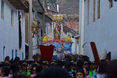 La Virgen del Carmen 'in resmi alayı Paucartambo' daki kiliseden, sadık dindarlar, müzik ve asırlık geleneklerle çevrelenmiş bir şekilde ortaya çıkar.