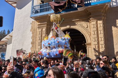 La Virgen del Carmen 'in resmi alayı Paucartambo' daki kiliseden, sadık dindarlar, müzik ve asırlık geleneklerle çevrelenmiş bir şekilde ortaya çıkar.