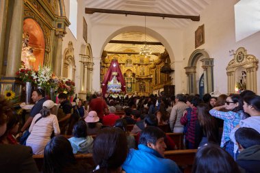 La Virgen del Carmen 'in resmi alayı Paucartambo' daki kiliseden, sadık dindarlar, müzik ve asırlık geleneklerle çevrelenmiş bir şekilde ortaya çıkar.