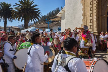 La Virgen del Carmen 'in resmi alayı Paucartambo' daki kiliseden, sadık dindarlar, müzik ve asırlık geleneklerle çevrelenmiş bir şekilde ortaya çıkar.