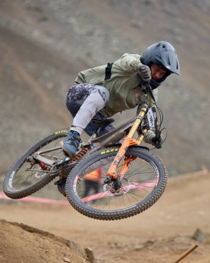 Yokuş aşağı giden sürücü, Amancaes DH hatlarında tam hızda, sisi güç, hassasiyet ve adrenalinle oyuyor. Hata payı sıfır. Bu dağ bisikletinin en saf halidir..