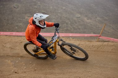 Yokuş aşağı giden sürücü, Amancaes DH hatlarında tam hızda, sisi güç, hassasiyet ve adrenalinle oyuyor. Hata payı sıfır. Bu dağ bisikletinin en saf halidir..