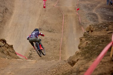 Yokuş aşağı giden sürücü, Amancaes DH hatlarında tam hızda, sisi güç, hassasiyet ve adrenalinle oyuyor. Hata payı sıfır. Bu dağ bisikletinin en saf halidir..
