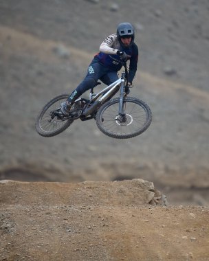 Yokuş aşağı giden sürücü, Amancaes DH hatlarında tam hızda, sisi güç, hassasiyet ve adrenalinle oyuyor. Hata payı sıfır. Bu dağ bisikletinin en saf halidir..