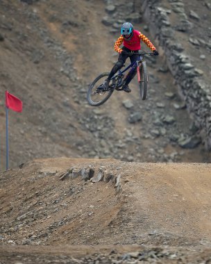 Yokuş aşağı giden sürücü, Amancaes DH hatlarında tam hızda, sisi güç, hassasiyet ve adrenalinle oyuyor. Hata payı sıfır. Bu dağ bisikletinin en saf halidir..