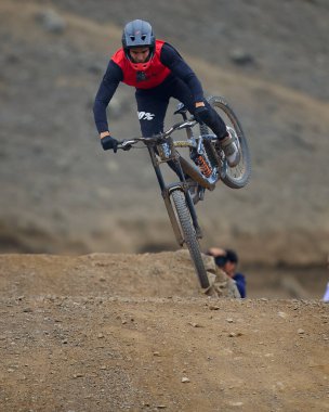 Yokuş aşağı giden sürücü, Amancaes DH hatlarında tam hızda, sisi güç, hassasiyet ve adrenalinle oyuyor. Hata payı sıfır. Bu dağ bisikletinin en saf halidir..