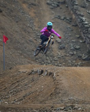 Yokuş aşağı giden sürücü, Amancaes DH hatlarında tam hızda, sisi güç, hassasiyet ve adrenalinle oyuyor. Hata payı sıfır. Bu dağ bisikletinin en saf halidir..