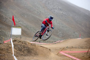 Yokuş aşağı giden sürücü, Amancaes DH hatlarında tam hızda, sisi güç, hassasiyet ve adrenalinle oyuyor. Hata payı sıfır. Bu dağ bisikletinin en saf halidir..