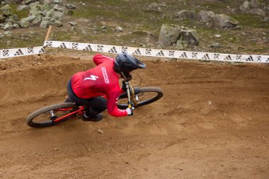 Yokuş aşağı giden sürücü, Amancaes DH hatlarında tam hızda, sisi güç, hassasiyet ve adrenalinle oyuyor. Hata payı sıfır. Bu dağ bisikletinin en saf halidir..